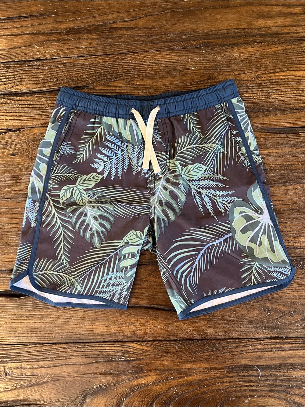 Fair Harbor boys size M swim trunks